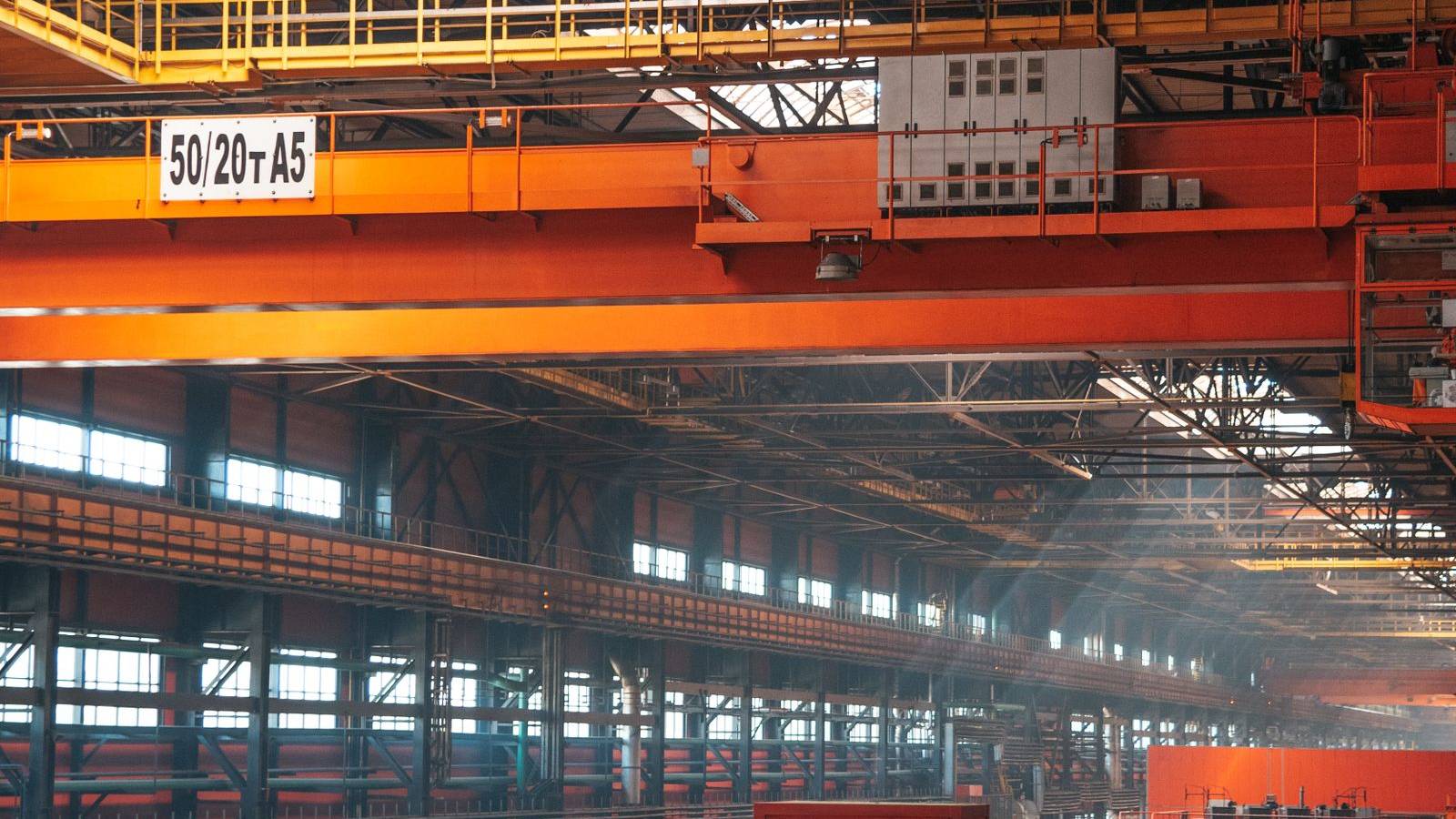 Interiér výrobnej haly s mostovým žeriavom a rozžeravenou technológiou